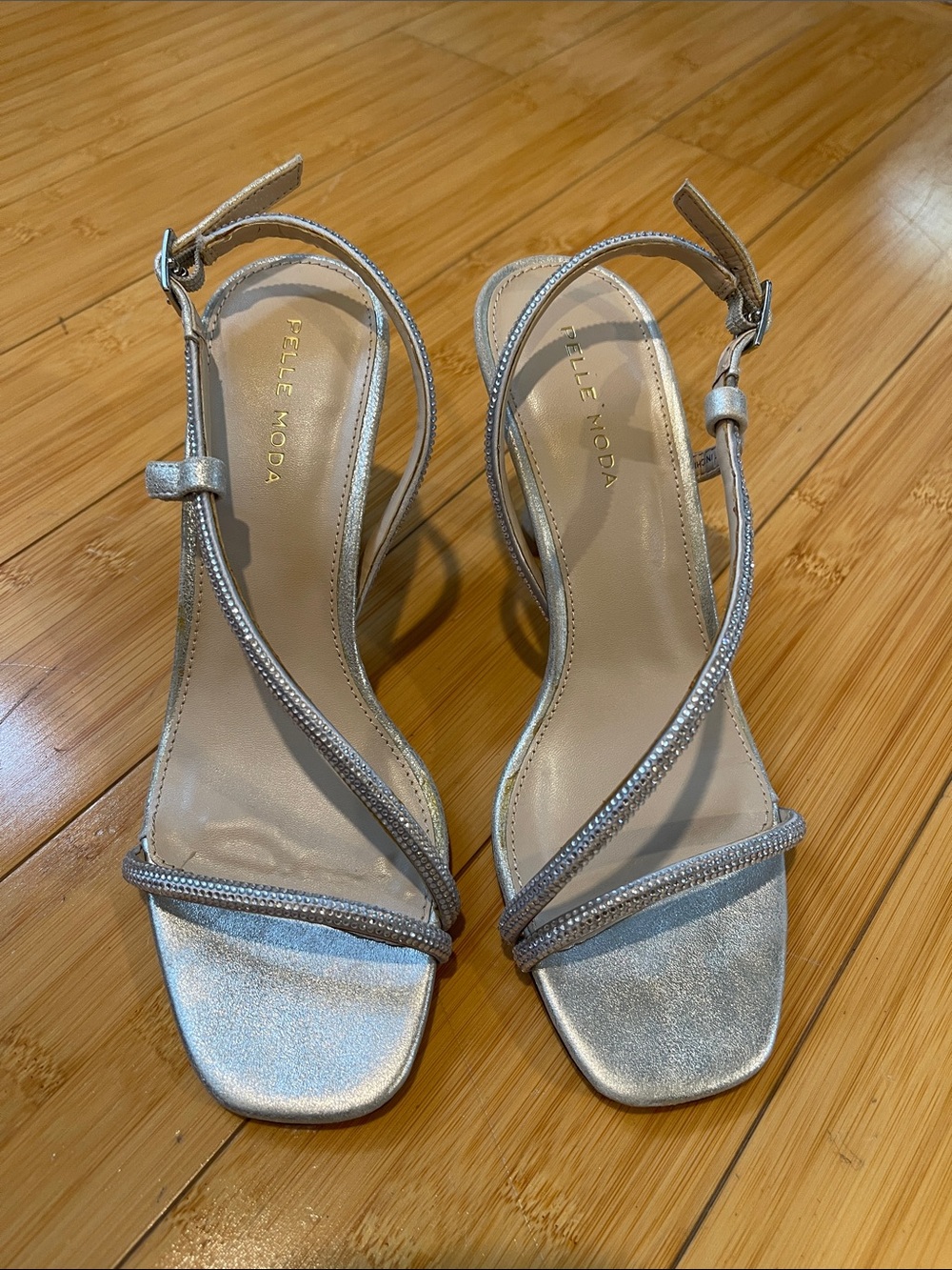 Pelle Moda Women Metallic Silver Strappy Rhinestone Evening Shoes Sandals 7.5
